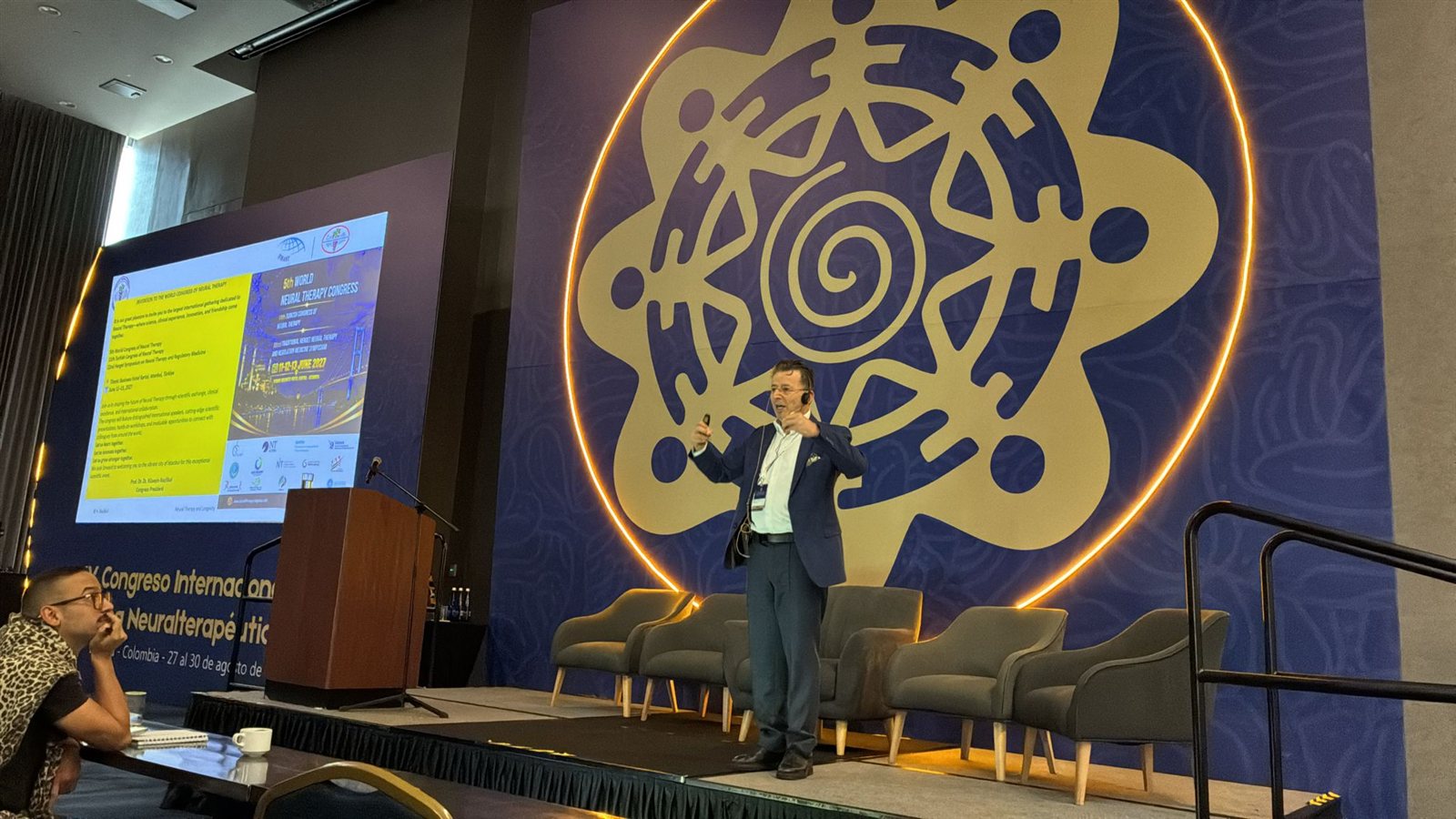 Prof. Dr. Hüseyin Nazlıkul, Bogotá'da İstanbul'daki V. Dünya Nöralterapi Kongresi'ne davet konuşmasını yaparken