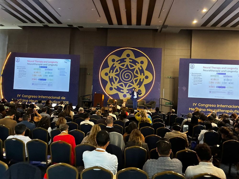 Prof. Dr. Hüseyin Nazlıkul, 'Nöralterapi ve Longevity' sunumunu yaparken.
